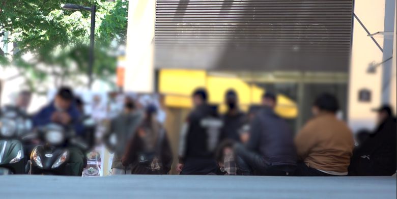 지난 5월 10일 서울 스와치 명동점 주변에서 시간을 보내고 있던 리셀러와 줄서기 알바생들. 한 리셀러는 "득템한 물건을 빠르게 실어나르고, 매장을 돌아다니려면 오토바이와 스쿠터는 필수"라고 했다. /유튜브 채널 '라인업 LineUp'