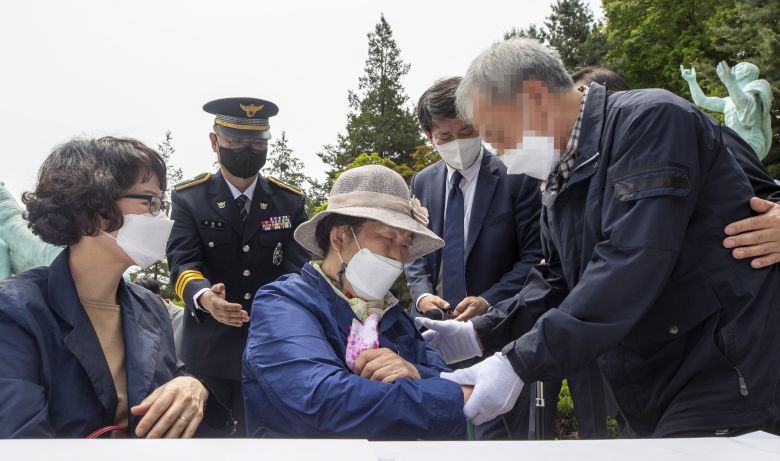 2022년 5월 19일 오전 서울 동작구 국립서울현충원 경찰충혼탑에서 5·18민주화운동 기간 중 버스 돌진 사고로 순직한 함평경찰서 경찰 유가족과 사건 당사자간 사과와 화해 시간 마련 행사가 열렸다. 운전기사 배 모씨가 순직 경찰 유가족의 손을 잡고 사과하고 있다. /김지호 기자
