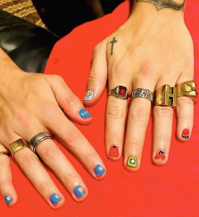 자신의 히트곡 '워터 멜론(수박) 슈가'를 본따 알록달록 과일을 그려넣은 네일아트를 선보인 가수 해리 스타일스. /해리 스타일스 트위터