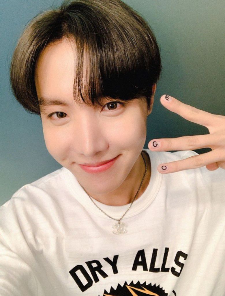 톡톡 튀는 네일아트로 팬들의 눈길을 끌어온 BTS 멤버 제이홉. /트위터