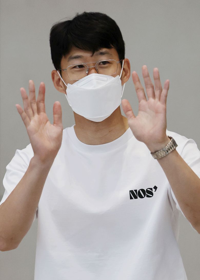 2021~2022 시즌 잉글랜드 프리미어리그(EPL) 득점왕을 차지한 토트넘 홋스퍼의 손흥민이 24일 오후 인천국제공항 제2여객터미널을 통해 입국하며 인사하고 있다. /연합뉴스