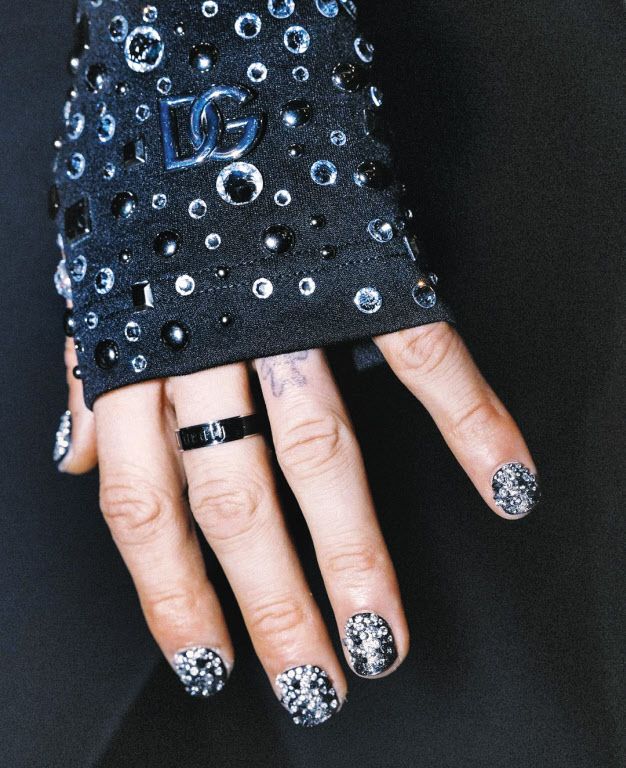 고가의 다이아몬드를 네일아트에 쓴 머신 건 켈리. /인스타그램 캡처