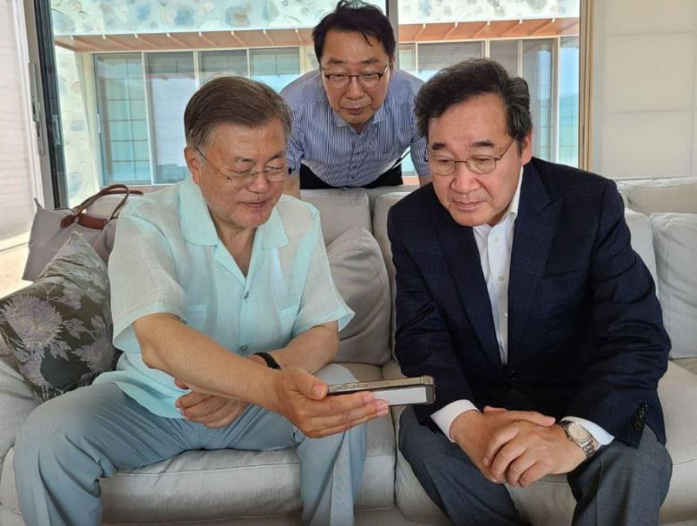 휴대전화를 보고 있는 문재인 전 대통령(왼쪽), 윤영찬 민주당 의원(가운데), 이낙연 전 민주당 대표(오른쪽)/이낙연 전 민주당 대표 페이스북