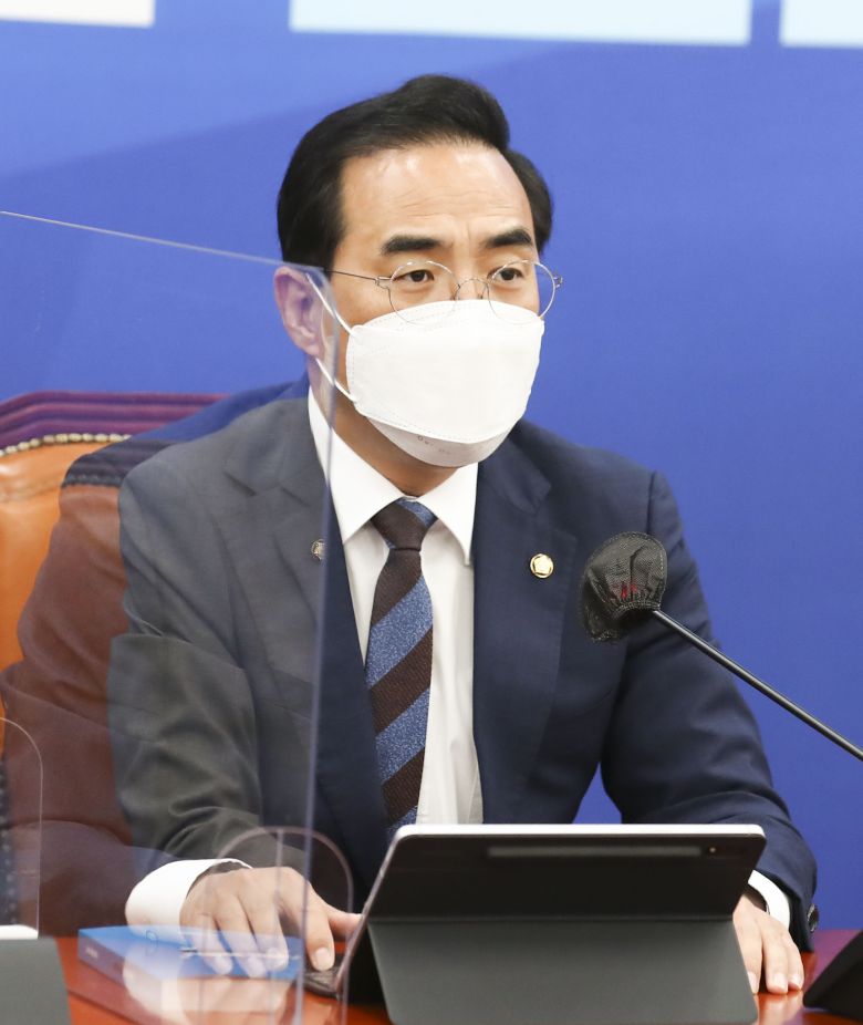 24일 국회본청에서 열린 더불어 민주당 원내대책회의에서 박홍근 원내대표가 모두발언을 하고 있다. /국회사진기자단