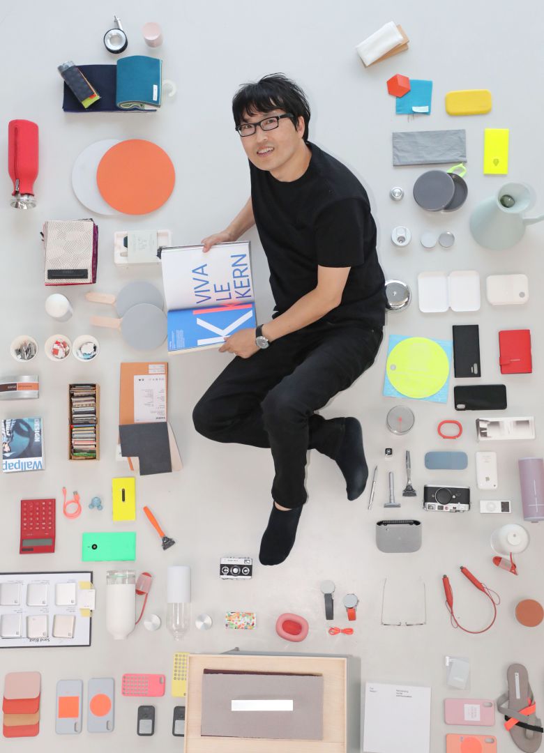 디자이너 유영규가 서울 연희동에 있는 사무실 바닥에 누웠다. 그를 에워싸고 있는 물건은 그가 오랫동안 수집해온 디자인 제품들이다. /남강호 기자