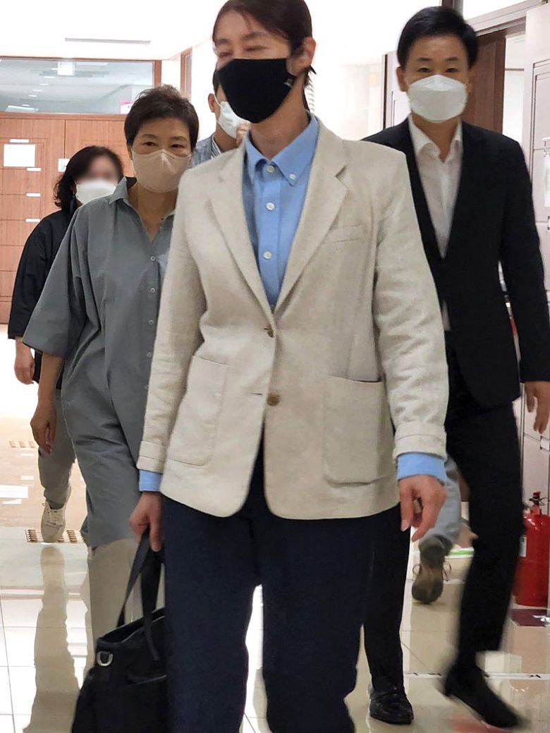 박근혜 전 대통령이 28일 오전 대구 달성군 유가읍 행정복지센터에 마련된 사전투표소에서 투표를 마친 뒤 돌아가고 있다. 이날 사전투표에는 유영하 변호사가 동행했다./뉴스1