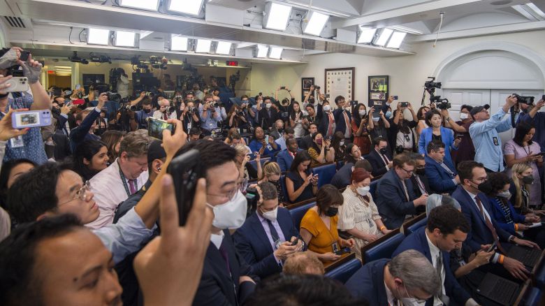 49석의 백악관 브리핑룸에 BTS를 취재하기 위해 100여명이 넘는 기자들이 자리해 인산인해를 이루며 서있을 자리 조차 없는 진풍경이 벌어졌다./ UPI 연합뉴스