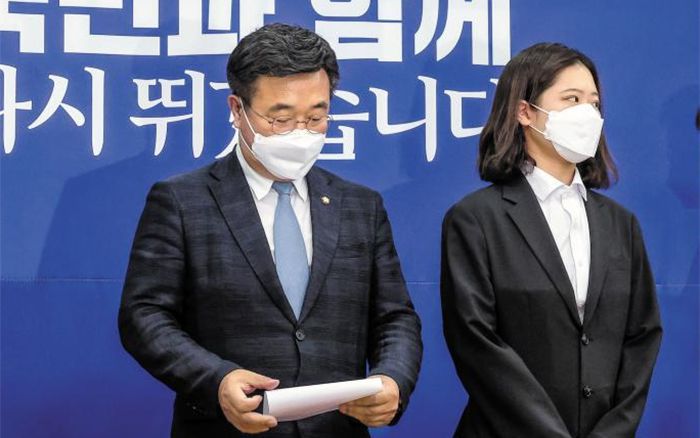 윤호중·박지현은 비대위원장 사퇴 - 더불어민주당 윤호중(왼쪽)·박지현 공동비상대책위원장이 2일 국회 민주당 당대표 회의실에서 6·1 지방선거 패배의 책임을 지고 총사퇴한다는 입장문을 발표하기 위해 준비하고 있다. /국회사진기자단