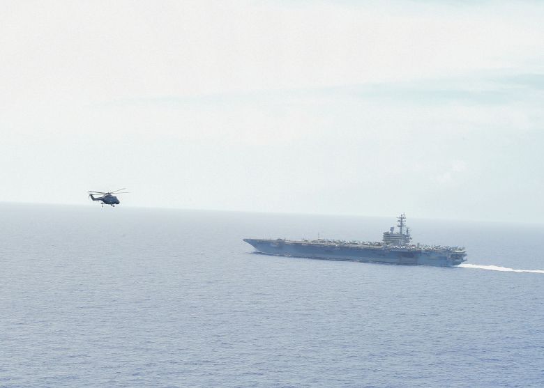 지난 2일 2해군 환태평양훈련전단장인 안상민 준장이 탑승한 미국 해상작전헬기(MH-60)가 미 항모 로널드레이건함(Ronald Reagan)으로 이동하고 있다. /합동참모본부