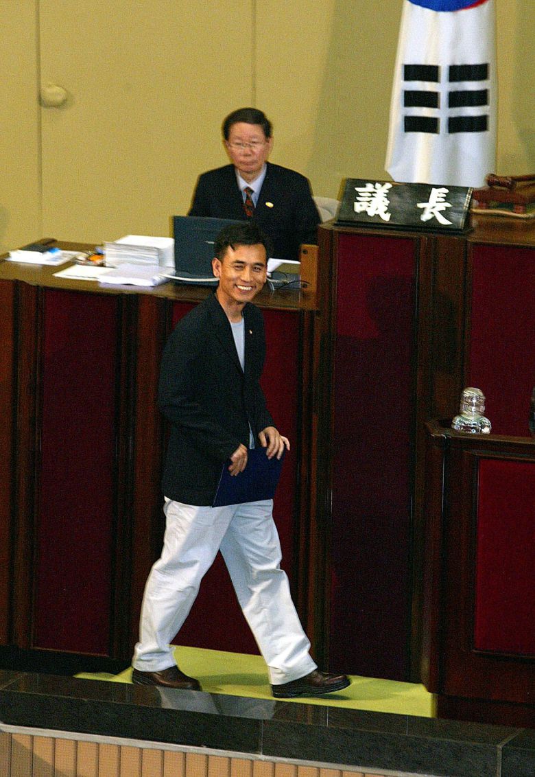 2003년 4월 29일 열린 국회 본회의에서 면바지에 라운드티 차림의 유시민 의원이 의원 선서를 위해 단상으로 올라가고 있다.야당의원들이 유의원의 복장을 문제삼아 퇴장해 선서가 하루 연기됐다. 유시민의원은 하루 뒤 정장차림으로  선서 했다./전기병 기자