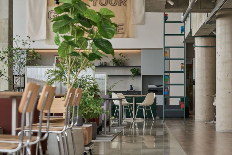 서울 강북구 수유동에 있는 코-리빙 하우스인 '에피소드 수유 838'의 공용 사무공간.