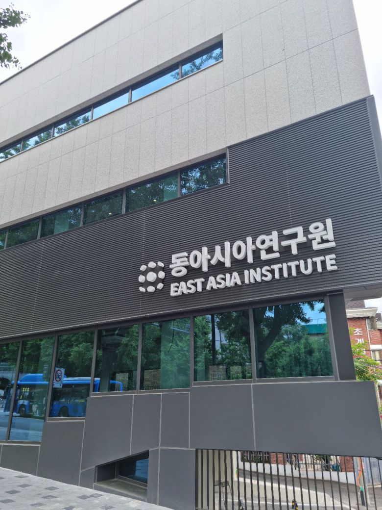 올해 창립 20주년을 맞은 EAI는 올해 5월 서울 종로구 사직터널 주변에  지하 1층 지상 3층 규모의 자체 건물을 마련했다. 기업인, 학자, 의사, 변호사 등 200여명의 EAI 후원자들은 '조건없는 지원'을 하고 있다./송의달 기자