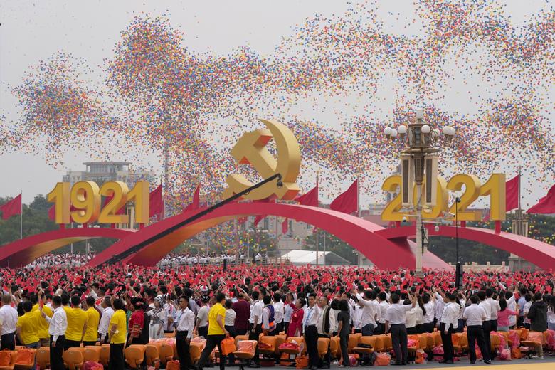 중국공산당 창당 100주년 기념일인 2021년 7월1일 베이징의 톈안먼 광장 상공이 오색 풍선으로 가득하다. 이곳에서는 시진핑 공산당 총서기 등 국가 수뇌부·원로와 군중들이 참석한 가운데 기념행사가 펼쳐졌다./로이터연합뉴스
