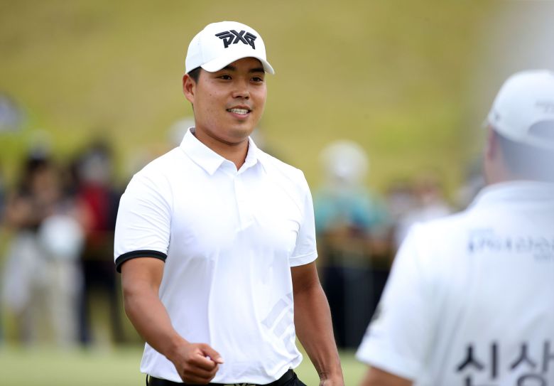 신상훈이 12일 경남 양산의 에이원 컨트리클럽에서 열린 KPGA 선수권 4라운드 4번홀에서 버디 퍼트를 넣은 뒤 웃고 있다./KPGA