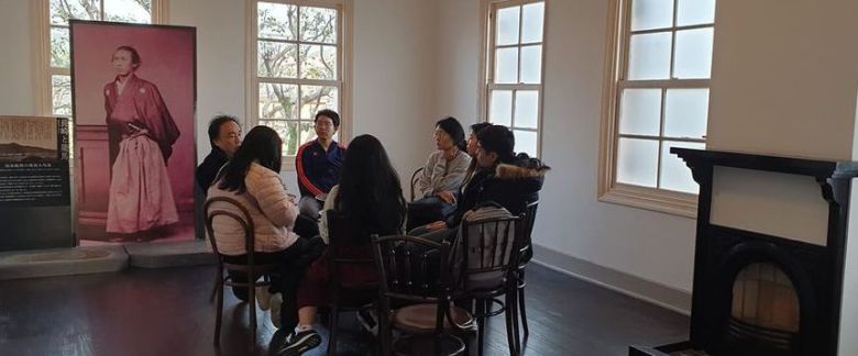 'EAI 사랑방' 소속 청년들과 하영선 이사장이 2020년 1월 일본 큐슈의 나가사키 현지를 답사한 뒤 토론하고 있다. 일본 메이지유신의 주역 중 한 명인 사카모토 료마(坂本龍馬, 1835~67년) 초상화가 보인다./EAI