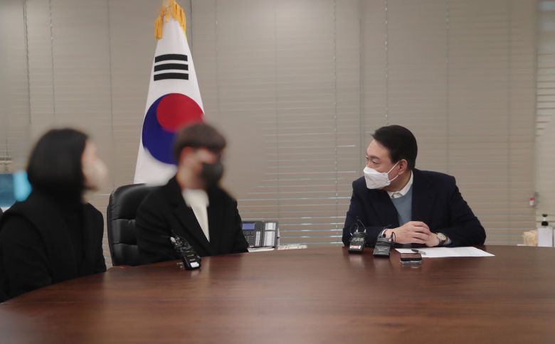 윤석열 대통령이 대선 후보였던 2022년 1월 31일 서울 여의도 국민의힘 당사에서 2020년 서해상에서 북한군에 피살된 공무원의 유가족과 면담하고 있다. /뉴스1