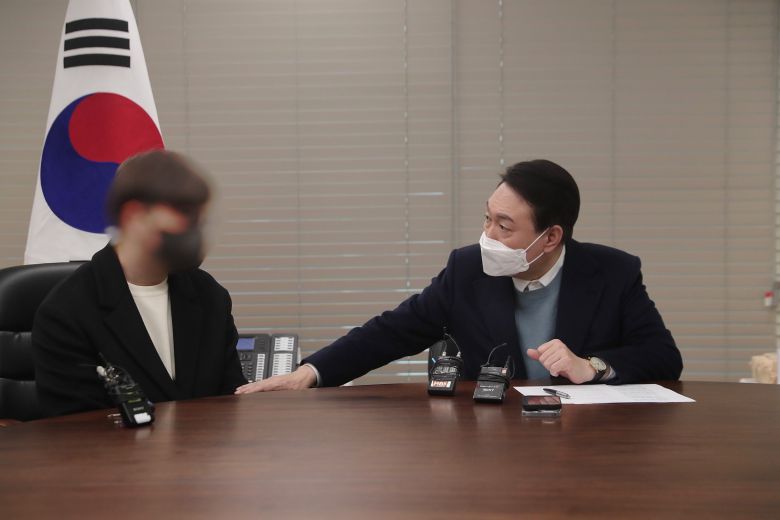 윤석열 대통령이 대선 후보였던 2022년 1월 31일 서울 여의도 국민의힘 당사에서 2020년 서해상에서 북한군에 피살된 공무원의 유가족과 면담하고 있다. /뉴스1