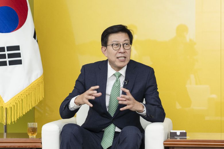 박형준 부산시장이 16일 오후 BTS 측에 '2030세계박람회' 홍보대사 공식 요청에 대해 설명하고 있다. /부산시