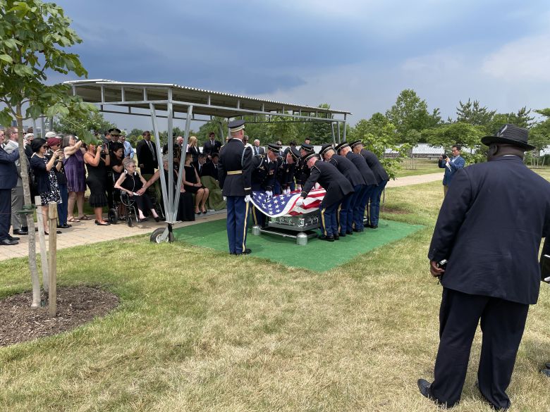 22일(현지 시각) 미국 버지니아주 알링턴 국립묘지에서 6·25 전쟁 영웅 고(故) 윌리엄 웨버 미 예비역 육군 대령의 안장식(安葬式)이 진행되고 있다. 의장대와 마차, 운구팀, 나팔수, 예포 등의 모든 의전 절차들이 최고 예우를 갖춰서 이뤄졌다. /이민석 특파원