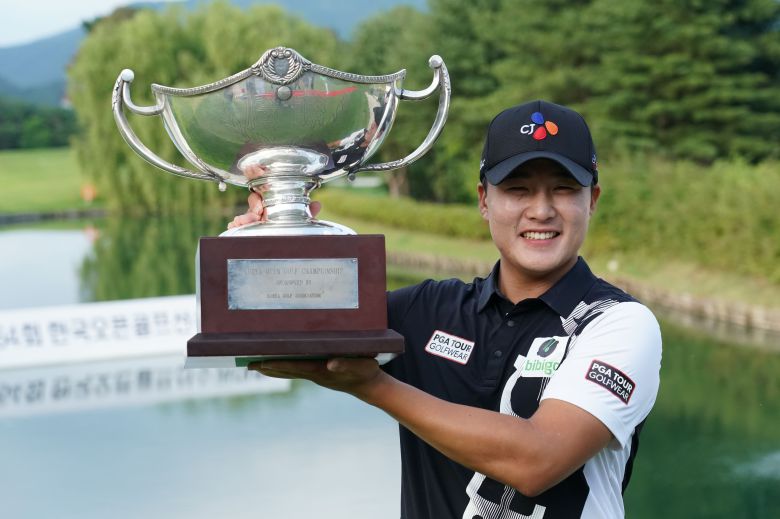 '준우승 전문가'라는 달갑지 않은 꼬리표가 달렸던 김민규가 최고 권위의 코오롱 한국오픈에서 첫 우승을 차지했다. /사진작가 손석규