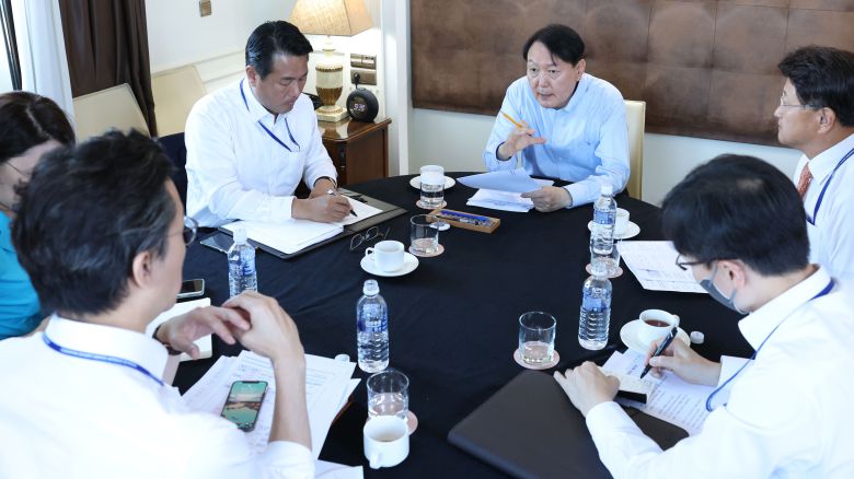 윤석열 대통령이 28일 오전(현지시간) 스페인 마드리드 시내 호텔에서 참모들과 나토(NATO) 정상회담 사전 점검회의를 하고 있다. 2022.6.28/뉴스1