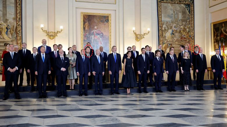 NATO 정상들이 2022년 6월 28일 스페인 마드리드에서 열린 NATO 정상 회담 중 로열 갈라 만찬 전에 스페인의 펠리페 왕과 레티치아 왕비와 함께 단체사진을 찍고 있는 가운데 윤석열 대통령(왼쪽 빨간원)과 일본의 기시다 총리(오른쪽 원) 두 정상간의 거리가 상당히 떨어져 있는 모습이다./로이터 연합뉴스