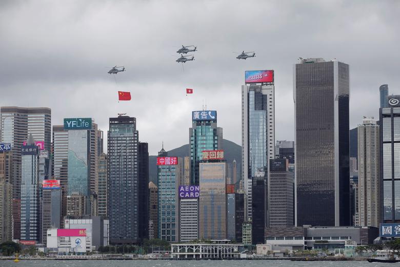 홍콩의 중국반환 25주년인 1일 중국 국기와 홍콩기를 매단 헬기들이 홍콩 빅토리아 항의 고층빌딩 위로 축하비행하고 있다./로이터 연합뉴스