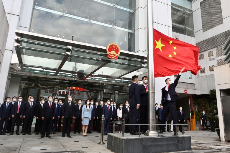 7월 1일 중국 홍콩 중앙인민정부연락사무소에서 열린 옛 영국 식민지(홍콩) 중국 반환 25주년 국기 게양식./로이터 연합뉴스