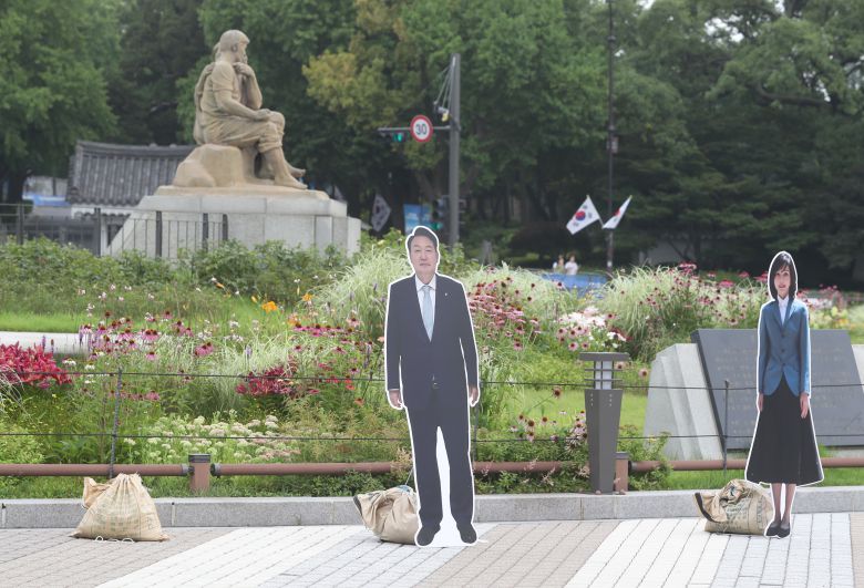 8일 오후 윤 대통령 부부의 웨딩 등신대가 사라진 모습이다. /뉴스1