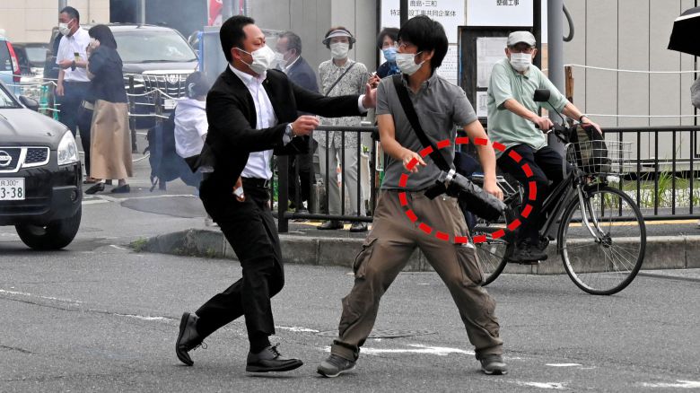 9일 일본 아베 전 총리가 오전 11시 30분쯤 나라현 나라시에서 참의원 선거 유세 연설중 총격을 가한 남성을 경호원이 제압하고있다./아사히신문 게티이미지코리아