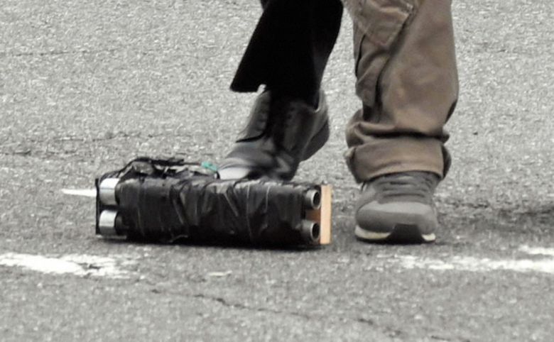 9일 일본 아베 전 총리가 오전 11시 30분쯤 나라현 나라시에서 참의원 선거 유세 연설중 한 남성이 쏜 산탄총에 피를 흘리며 쓰러졌다./ 게티이미지 코리아