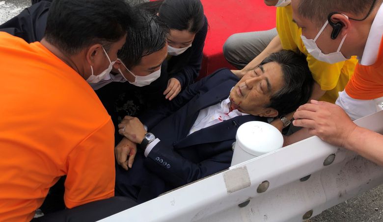 8일 오전 일본 나라현 나라시에서 참의원 선거 유세 연설 중이던 아베 신조 전 일본 총리가 총격을 받고 쓰러진 뒤 응급 조치를 받고 있다. 아베 전 총리는 병원으로 이송됐지만, 치료받던 중 사망했다. /마이니치신문