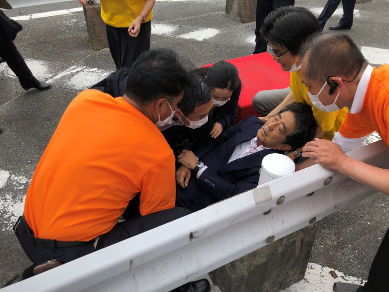 //마이니치신문// 8일 아베 신조 전 일본 총리가 괴한에게 총격을 당해 쓰러져 있다. /2022.07.08 마이니치신문