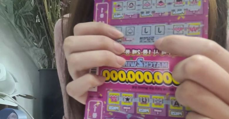 트위치 스트리머 '꽃팔이'가 생방송 중 20억원 규모의 즉석복권에 당첨됐다며 이를 화면에 인증하고 있다. /온라인 커뮤니티