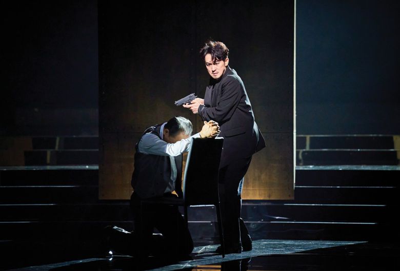 햄릿(강필석)은 숙부 클로디어스(유인촌)에게 복수하려 하지만 그가 기도를 하는 중이라 행동을 미룬다. /신시컴퍼니