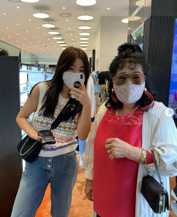 유튜버 박막례 할머니(오른쪽)와 손녀 김유라씨. /인스타그램