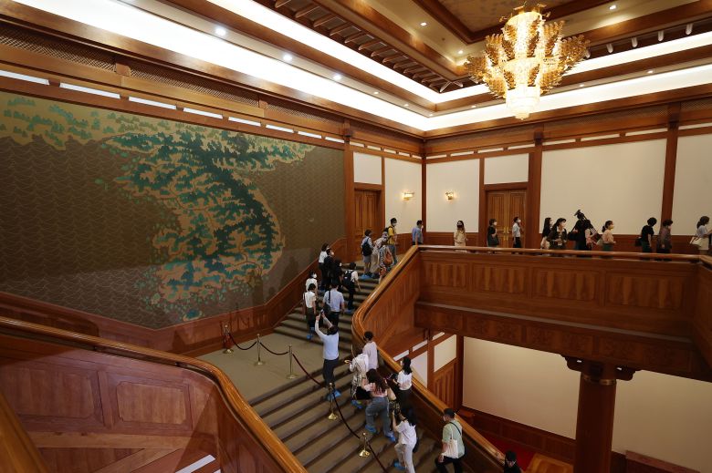 19일 오후 서울 청와대에서 열린 '청와대, 한여름 밤의 산책' 언론 공개 행사에서 참가자들이 본관을 관람하고 있다. /연합뉴스