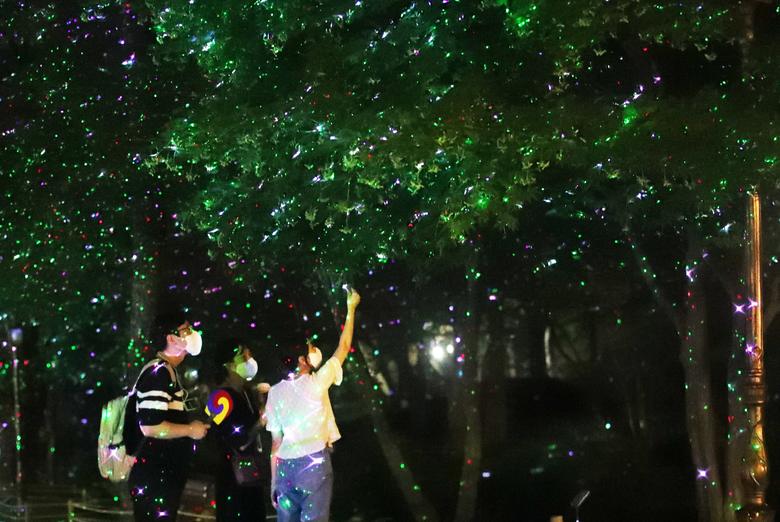 19일 밤 서울 종로구 청와대에서 열린 '청와대, 한여름 밤의 산책' 언론공개 행사에서 참석자들이 녹지원을 지나며 반딧불이 조명을 관람하고 있다./뉴스1