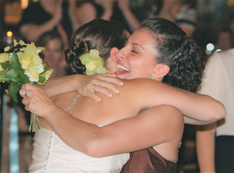 포옹이나 마사지와 같은 신체접촉은 암 환자들이 긍정적 감정을 갖는데 도움이 된다. 한 결혼식장에서 친구 둘이 포옹하는 모습./브라든 코위츠(2007년 8월 4일, 위키피디아)