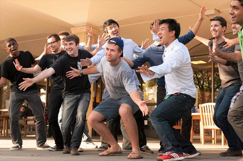 암 환자에게 친구는 매우 중요하다. 하지만 100명의 먼 친구보다는 속마음을 터놓을 수 있는 1명이 더 좋다. 사진은  미국 스탠포드대학교 학생들이 2015년에 함께 춤을 추며 우정을 쌓고 있는 모습./스탠포드대학교