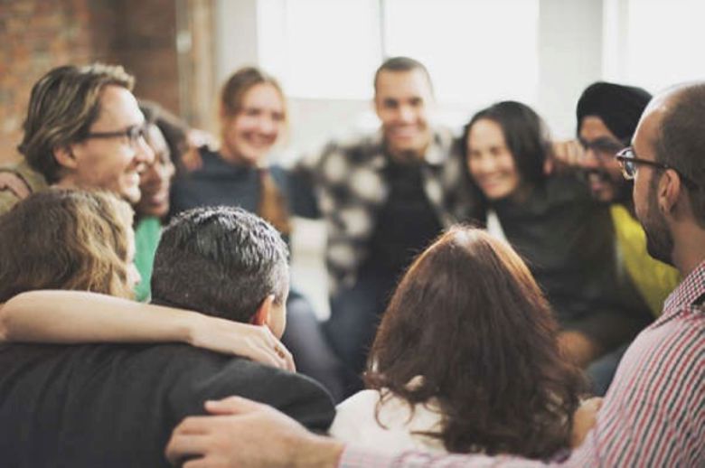 주변에 힘이 되는 사람이 있거나 강한 사회적 지지를 받으면 심리적 안정감을 높여 암 치유에 도움이 된다. 사진은 미국 불안치유지원협회에서 참가자들이 서로 어깨동무하며 유대감을 형성하는 모습./불안치유지원협회