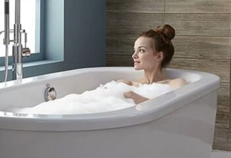 건강 보조제를 먹고 싶지 않은 사람은 목욕물에 소금이나 베이킹 소다를 넣고 목욕을 해도 암 치유에 도움이 되는 효과를 얻을 수 있다./로마니아