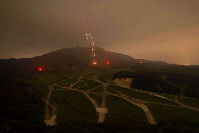 주한미군이 지난 21일 경기도 포천 영평사격장(로드리게스 사격장)에서 AH-64E 아파치 헬기를 이용한 주·야간 사격훈련을 실시했다. /미 육군 제2보병사단 트위터