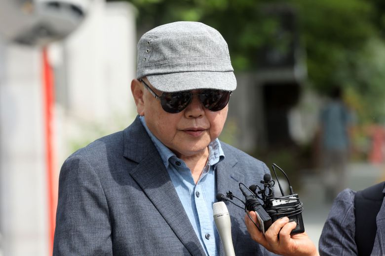 안해욱 전 대한초등학교태권도연맹 회장이 27일 오전 서울 서초경찰서 앞에서 피고발인 조사를 앞두고 입장을 밝히고 있다./뉴스1