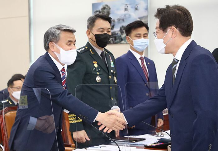 이재명 ‘국방위 데뷔’… 이종섭 국방장관과 악수 - 이재명(오른쪽) 더불어민주당 의원이 1일 국회에서 열린 국방위 전체 회의에 참석해 이종섭 국방부 장관 등 참석 기관장들과 인사를 나누고 있다. 지난 6·1 보궐선거를 통해 국회의원이 된 이 의원이 상임위에 출석한 건 이날이 처음이다. /국회사진기자단