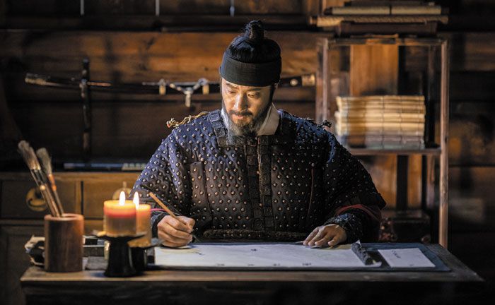 ‘한산’에서 학익진을 구상하는 이순신 역의 박해일. 그는“최민식 선배가 화염방사기 같은 이순신이었다면 저는 물처럼 스며들고 싶었다”고 말했다. /롯데엔터테인먼트