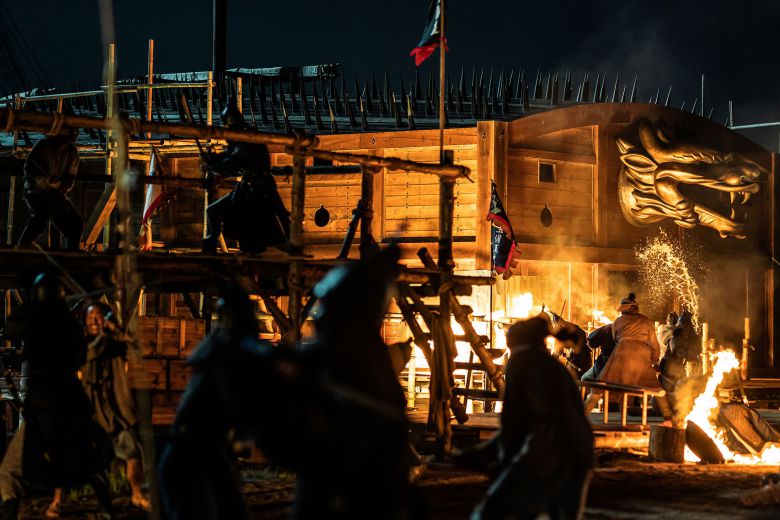 영화 '한산'에서 일본 첩자들이 거북선에 불을 지른 장면. 다행히 거북선은 무사한 것으로 나온다. /롯데엔터테인먼트