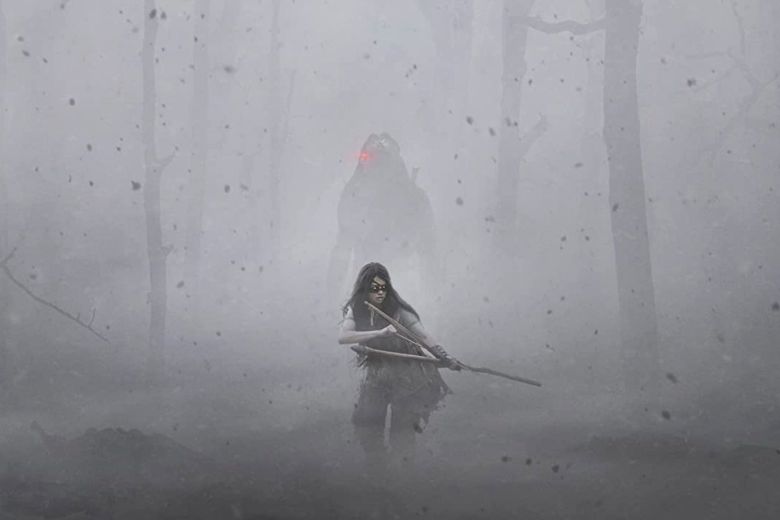 전투로 불타는 숲속을 연기와 재가 뿌옇게 뒤덮고, 원주민 소녀 뒤로 최강의 외계 전사가 다가온다. 디즈니+의 여름 액션 대작 ‘프레이’는 지금껏 6편이 나왔던 영화 ‘프레데터’ 시리즈의 기원을 다룬다. /월트디즈니컴퍼니코리아