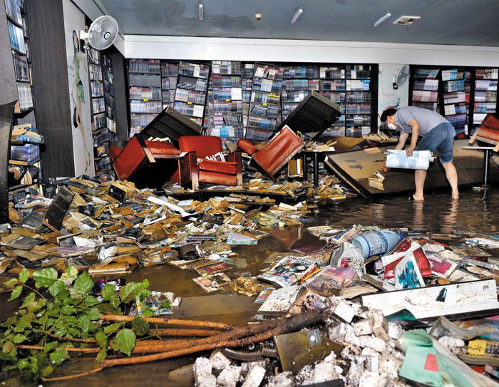 10일 오후 서울 동작구 상도동 성대전통시장의 한 만화가게가 지난 8일 내린 폭우로 물에 잠겨 있다. 가게에 있던 만화책 12만권 대부분이 젖었다고 한다. 이 만화방 사장 신모(60)씨는 가게를 연 지 4개월 만에 코로나가 발생하면서 큰 피해를 당했는데, 이번 폭우로 가게가 침수되면서 더는 장사를 이어갈 수 없게 됐다고 했다. /장련성 기자