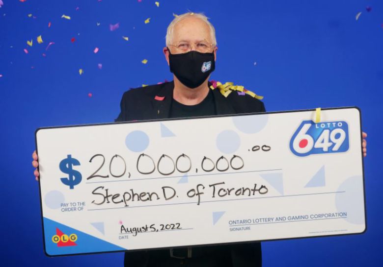 가족기념일로 로또를 산 스티븐 딕슨이 36년 만에 1등에 당첨됐다./OLG 홈페이지